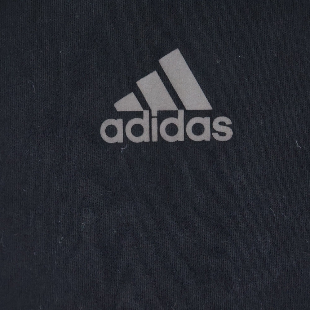 adidas(アディダス) ADILENIUM アディレニウム シーズン4 チームガイスト グラフィック クルーネック半袖Tシャツ カットソー ブラック KF8538