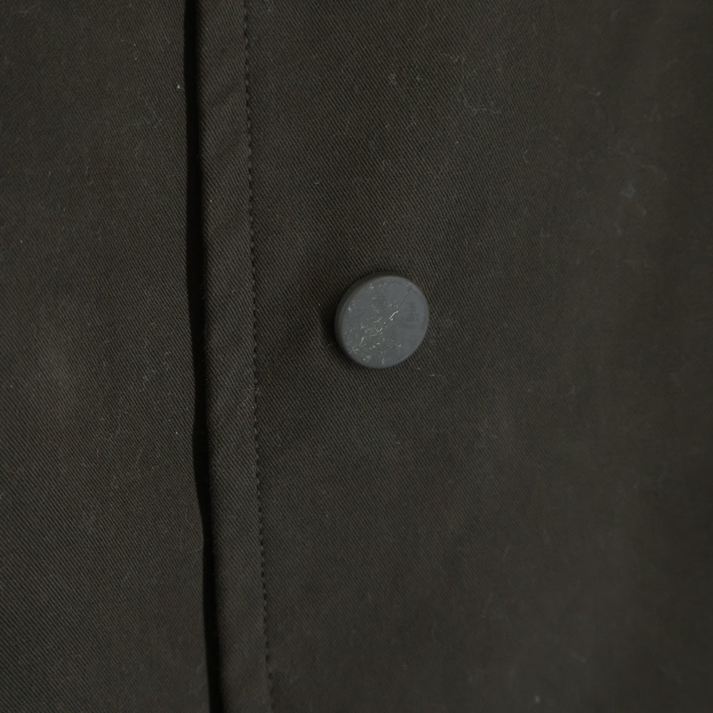 FEAR OF GOD ESSENTIALS(フィアオブゴッド エッセンシャルズ) バックロゴ ポリコットン ステンカラーコート チャコール