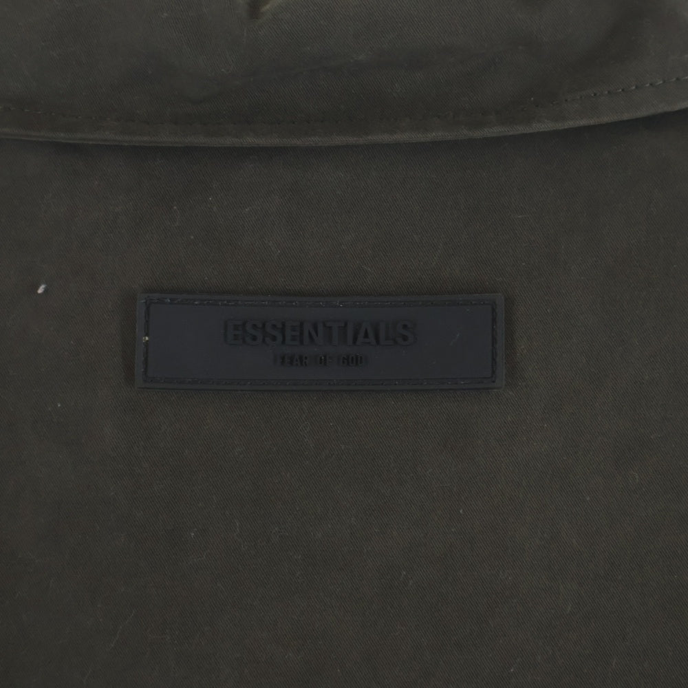 FEAR OF GOD ESSENTIALS(フィアオブゴッド エッセンシャルズ) バックロゴ ポリコットン ステンカラーコート チャコール