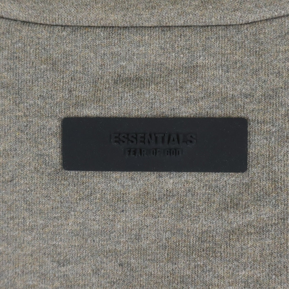 FEAR OF GOD ESSENTIALS(フィアオブゴッド エッセンシャルズ) フロントロゴ クルーネック半袖Tシャツ カットソー グレー