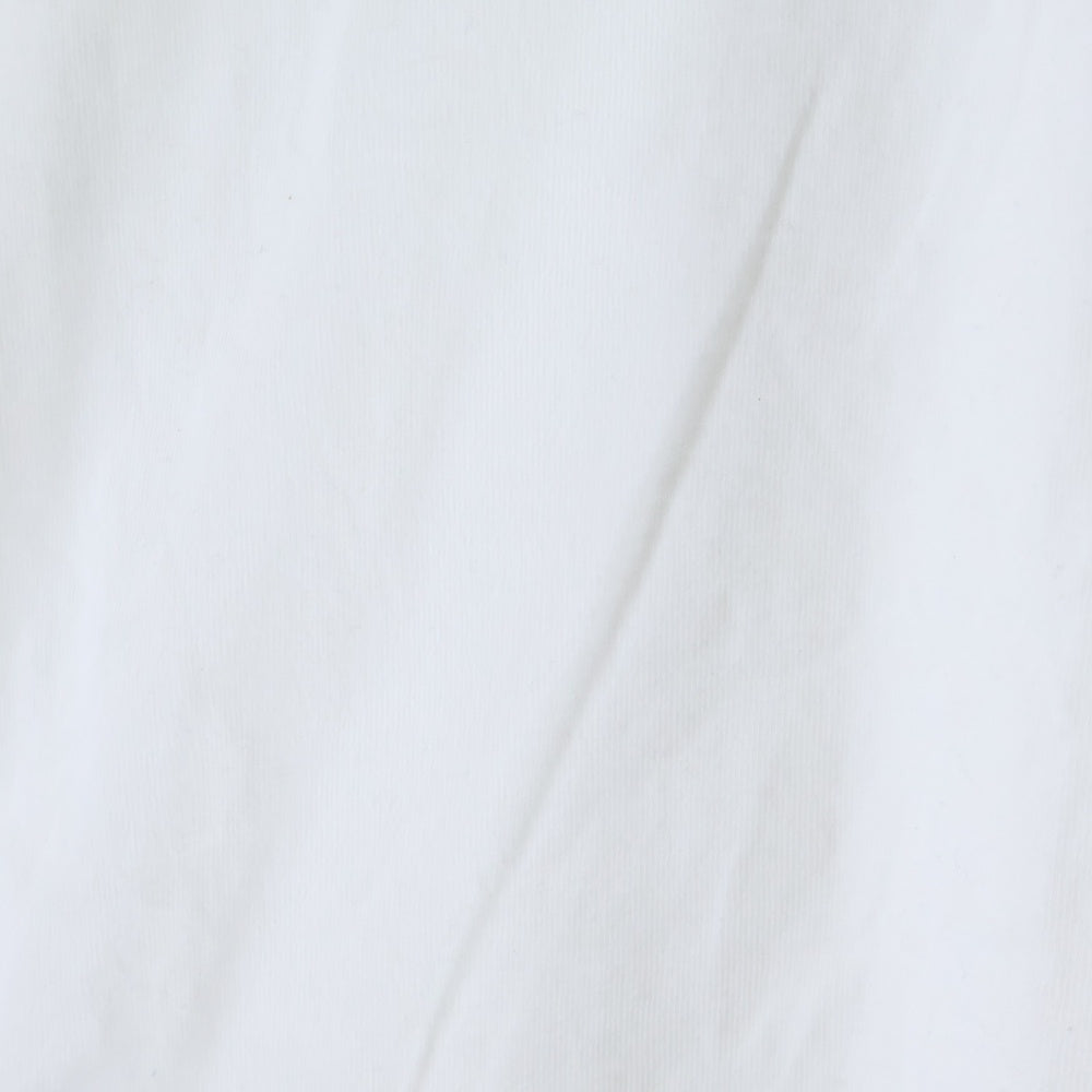 PLAY COMME des GARCONS(プレイコムデギャルソン) フロント グラフィックロゴプリント ヘンリーネック Tシャツ 半袖カットソー ホワイト AX-T350