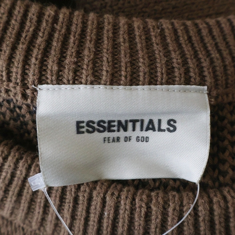 FEAR OF GOD ESSENTIALS(フィアオブゴッド エッセンシャルズ) フロントロゴデザイン コットン混 クルーネック ニット セーター ブラウン