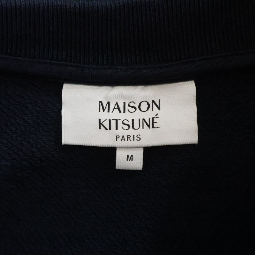 MAISON KITSUNE(メゾンキツネ) フロントエンブロイダリーデザイン クルーネック スウェット トレーナー ネイビー NM00311KM0001