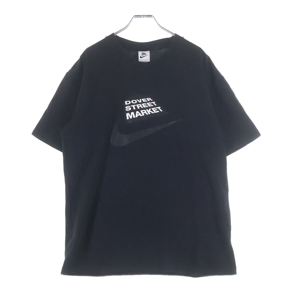 NIKE(ナイキ) ×DOVER STREET MARKET DSM MENS T-SHIRT ドーバーストリートマーケット フロントロゴプリント コットン クルーネックTシャツ 半袖カットソー IH3205-010
