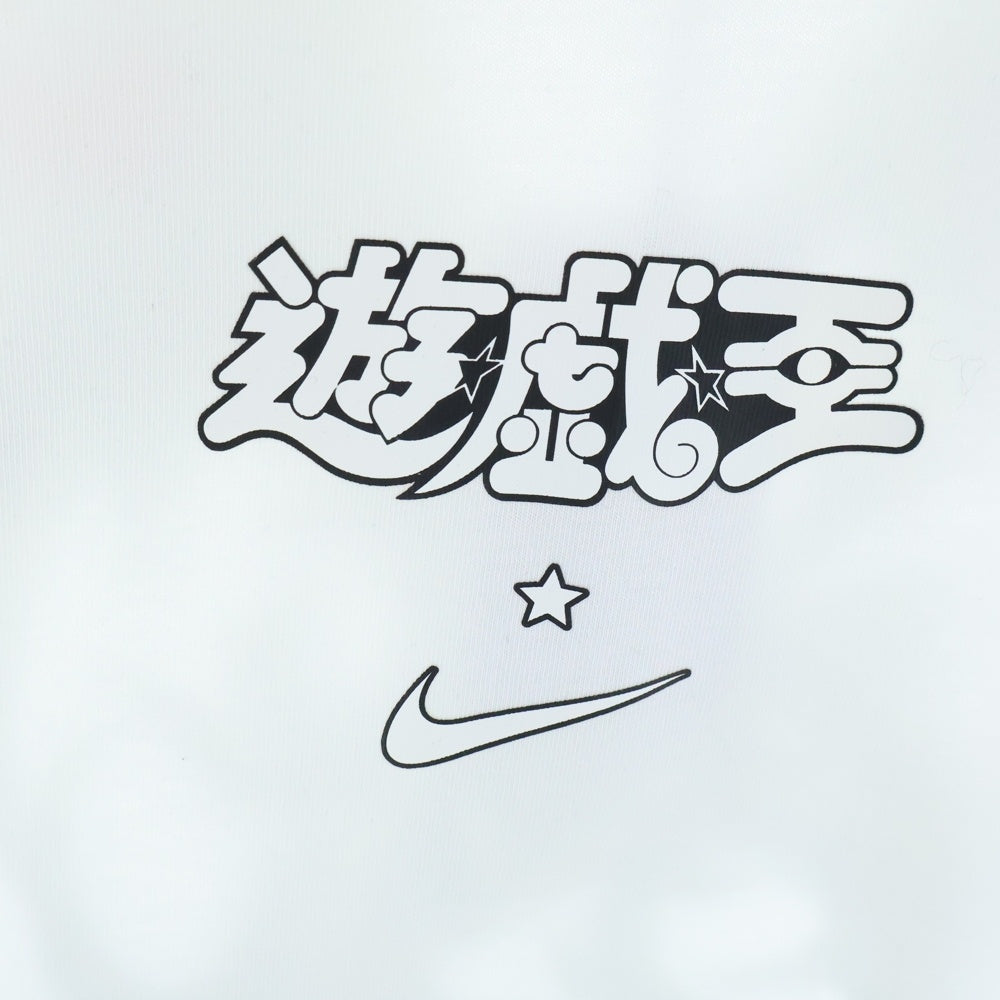 NIKE(ナイキ) ×YU-GI-OH! 遊戯王 DM SOLO SWOOSH T-SHIRT HOUSE OF DUEL ディーエム ソロ スウッシュ ハウス オブ デュエル 半袖Tシャツ ホワイト IO7985-100
