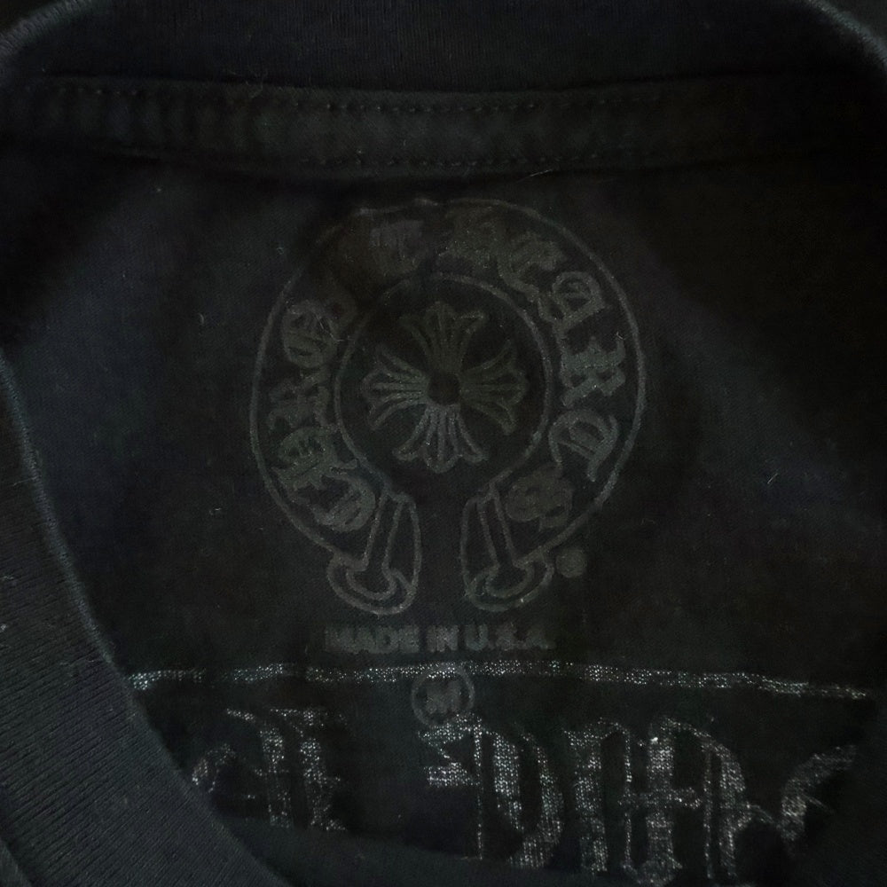 CHROME HEARTS(クロムハーツ) Scroll Logo L/S Pocket T-shirt スクロールロゴ 袖ロゴプリント クルーネック長袖ポケットTシャツ カットソー ブラック