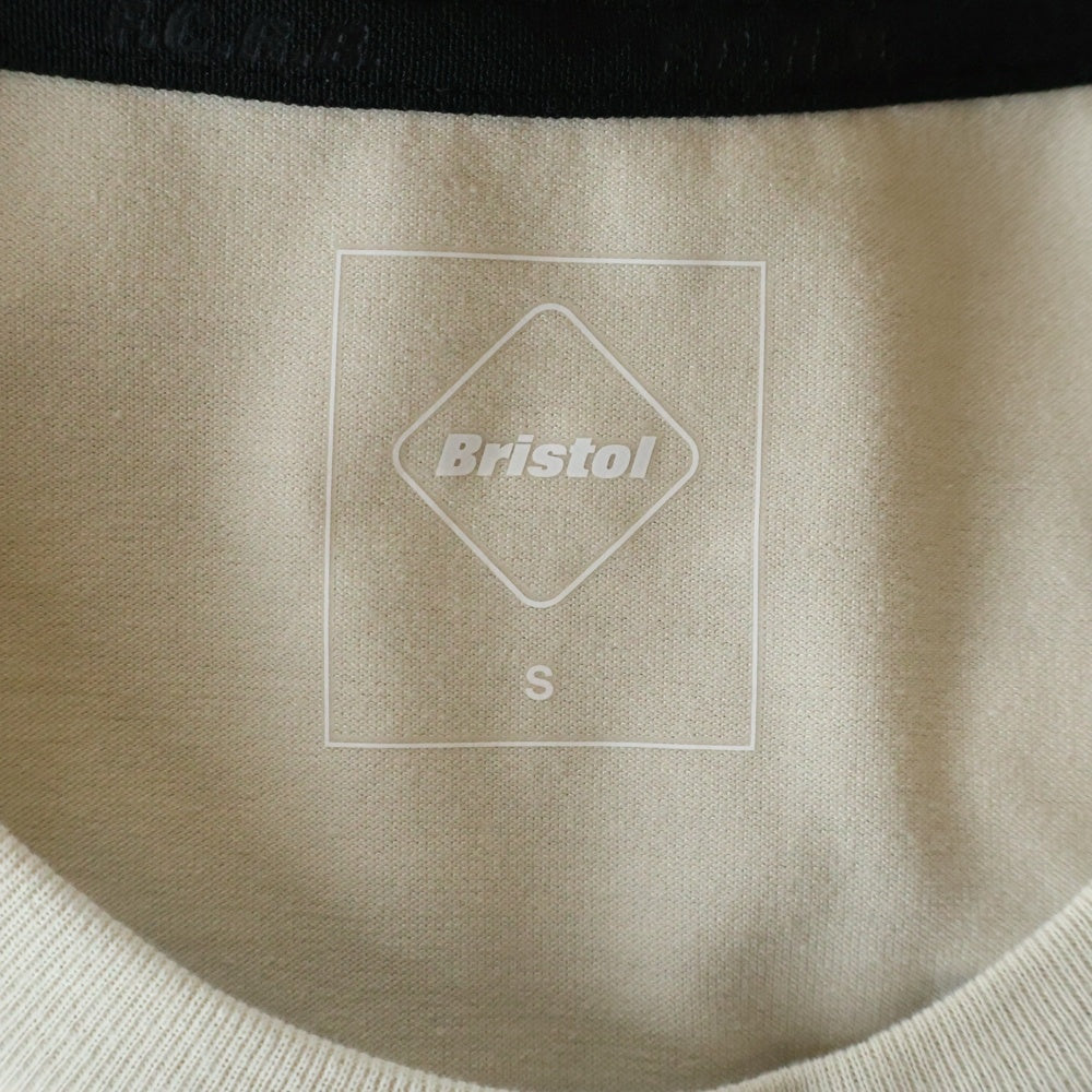 F.C.R.B./F.C.Real Bristol/FCRB(エフシーアールビー/エフシーレアルブリストル) 25SS BIG LOGO S/S BAGGY TEE バックビッグロゴプリントTシャツ 半袖クルーネックカットソー ベージュ FCRB-250085