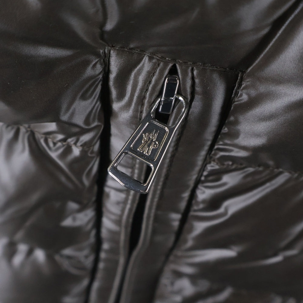 MONCLER(モンクレール) 24AW BARANT バラント ロゴパッチ ジップアップ フーデッド ダウン ベスト ブラウン J20911A00062 597EX