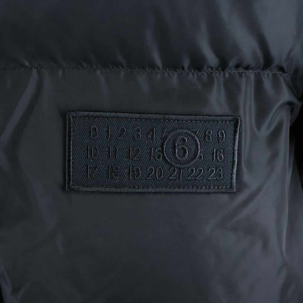 MM6 Maison Margiela(エムエムシックスメゾンマルジェラ) 25AW ジップアップ フーデット ロングダウンジャケット ブラック レディース M60824-MM001