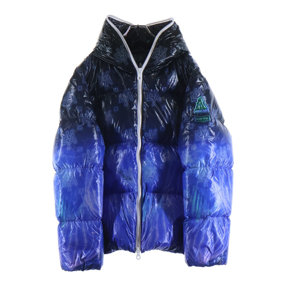 DUVETICA(デュベティカ) ×AVATAR AUVA アバター オーヴァ ロゴ総柄 グラデーションフーデッドダウンジャケット ブラック/ブルー VUDJ21326I0001