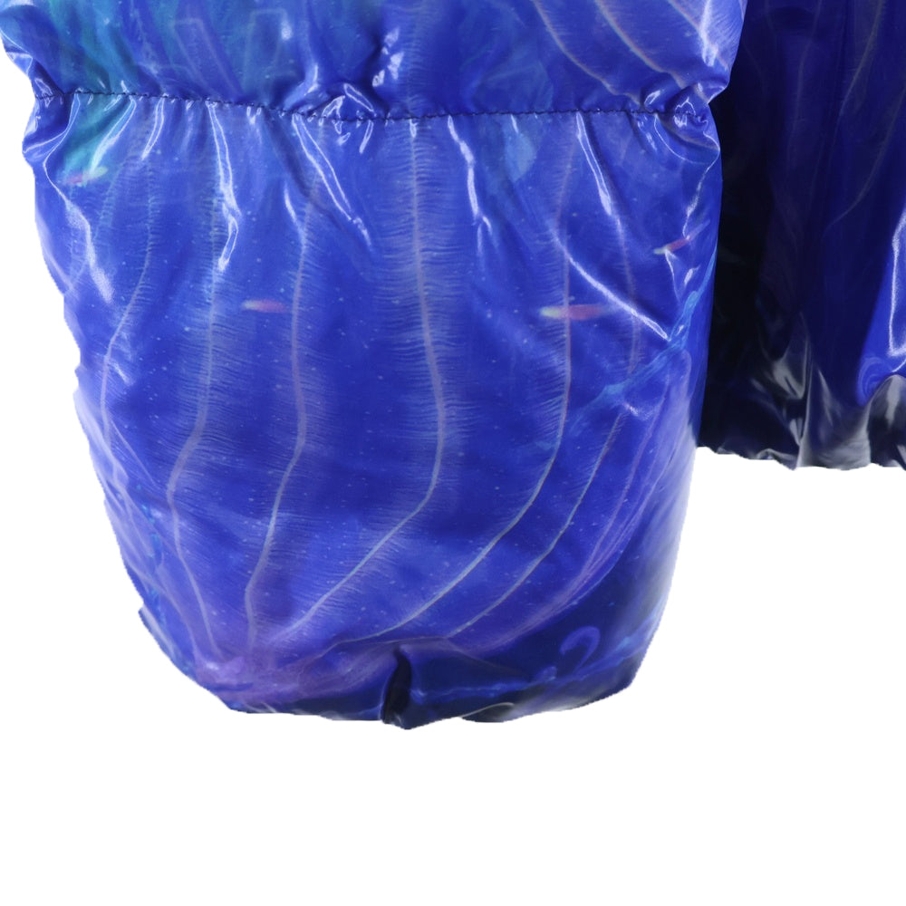 DUVETICA(デュベティカ) ×AVATAR AUVA アバター オーヴァ ロゴ総柄 グラデーションフーデッドダウンジャケット ブラック/ブルー VUDJ21326I0001