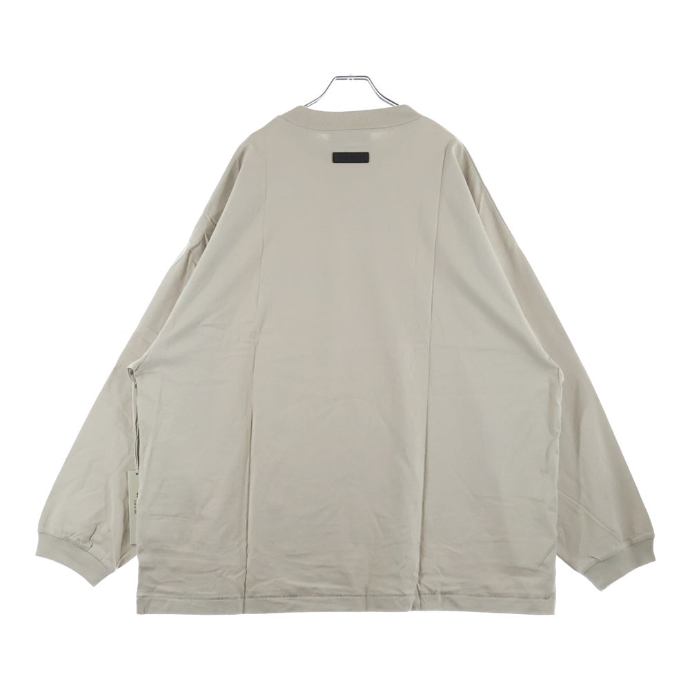 FEAR OF GOD ESSENTIALS(フィアオブゴッド エッセンシャルズ) LS TEE/SILVER CLOU フロントエンブロイダリー ロングスリーブ 長袖カットソーTシャツ ベージュ 125BT232012F