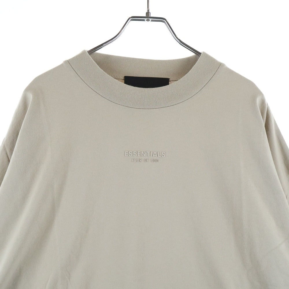 FEAR OF GOD ESSENTIALS(フィアオブゴッド エッセンシャルズ) LS TEE/SILVER CLOU フロントエンブロイダリー ロングスリーブ 長袖カットソーTシャツ ベージュ 125BT232012F