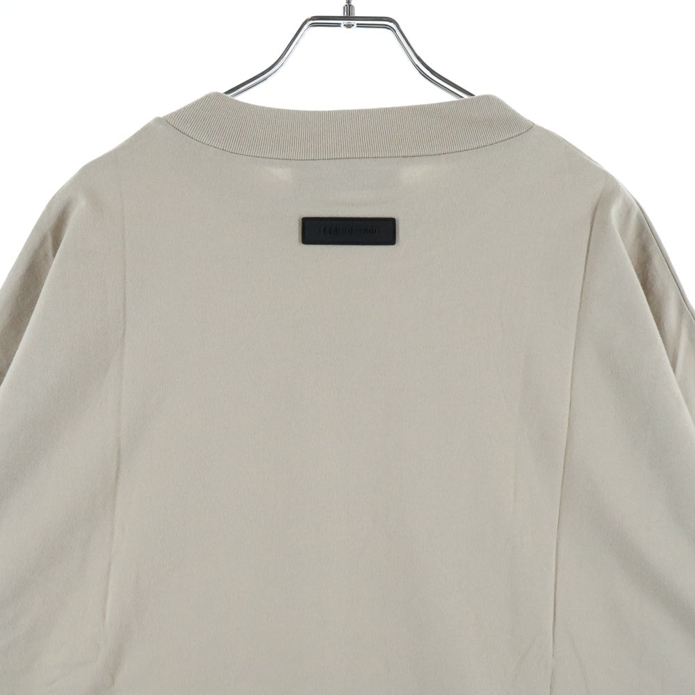 FEAR OF GOD ESSENTIALS(フィアオブゴッド エッセンシャルズ) LS TEE/SILVER CLOU フロントエンブロイダリー ロングスリーブ 長袖カットソーTシャツ ベージュ 125BT232012F