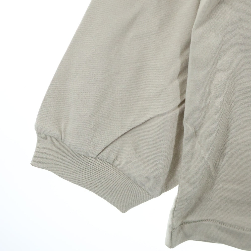 FEAR OF GOD ESSENTIALS(フィアオブゴッド エッセンシャルズ) LS TEE/SILVER CLOU フロントエンブロイダリー ロングスリーブ 長袖カットソーTシャツ ベージュ 125BT232012F