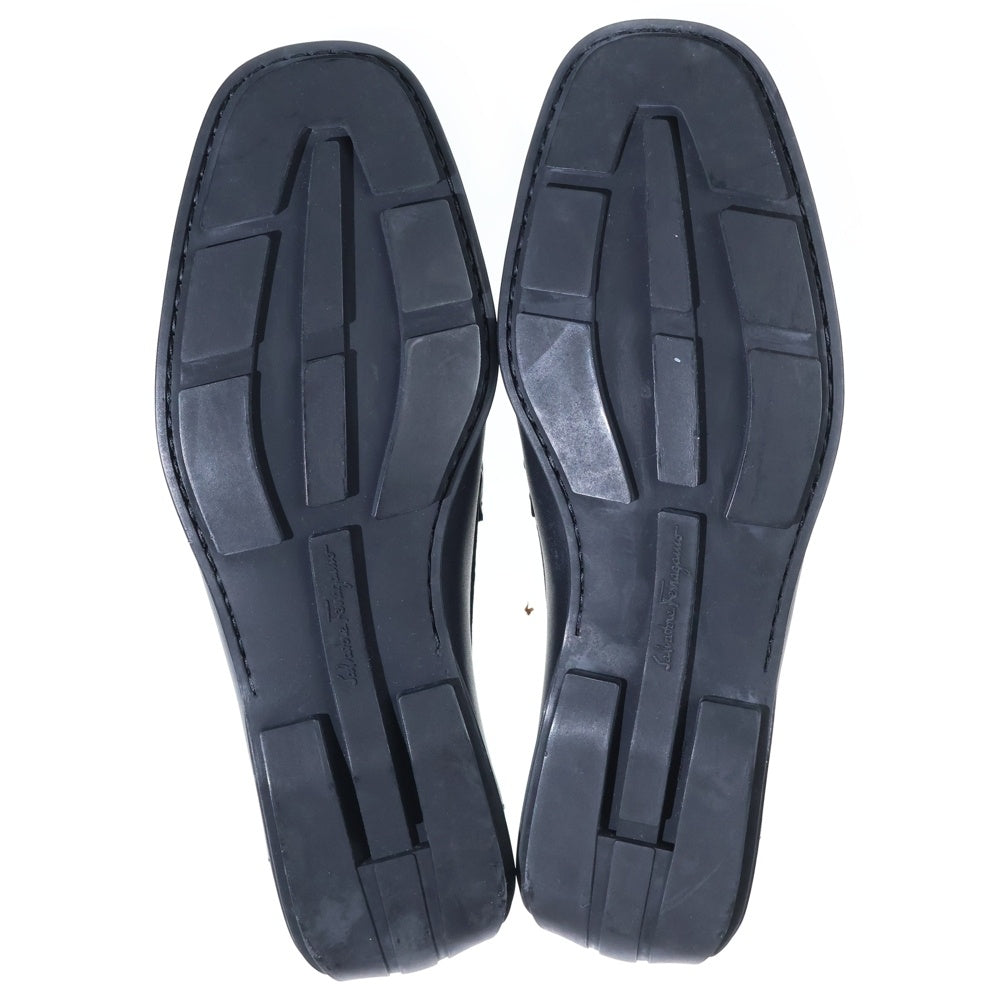 Salvatore Ferragamo(サルヴァトーレ フェラガモ) スクエアトゥ フロントアジャスター レザーローファー ブラック UR 00385 EE