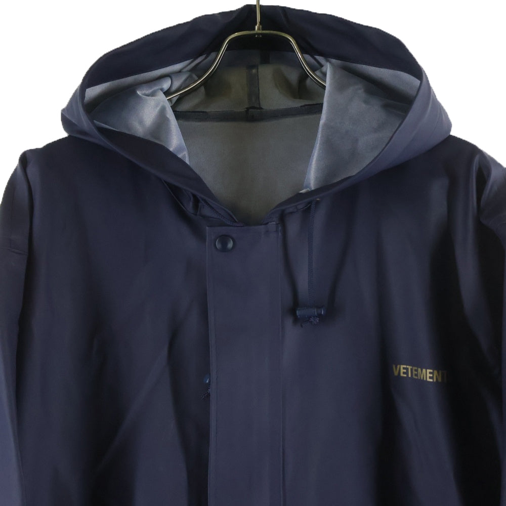 VETEMENTS(ヴェトモン) 17AW OVERSIZED HOODED RAINCOAT オーバーサイズ ロゴプリント フーデッドレインコート ネイビー WAH18JA24