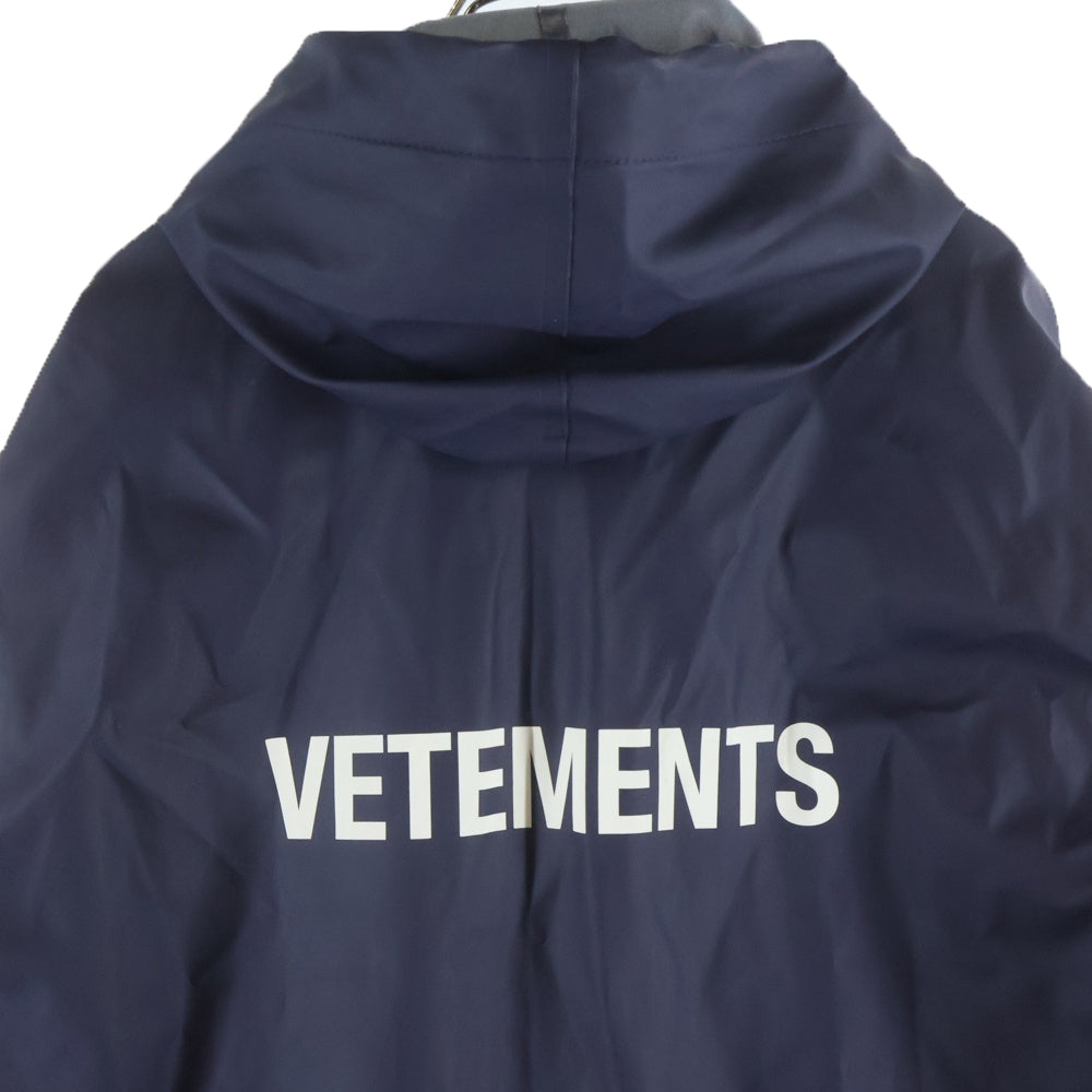 VETEMENTS(ヴェトモン) 17AW OVERSIZED HOODED RAINCOAT オーバーサイズ ロゴプリント フーデッドレインコート ネイビー WAH18JA24