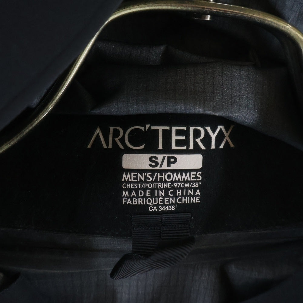 ARC'TERYX(アークテリクス) BETA LT JACKET GORE-TEX ベータLT 胸エンブロイダリーデザイン マルチポケット ジップアップ フーデッド ナイロンジャケット ブラック X000007301