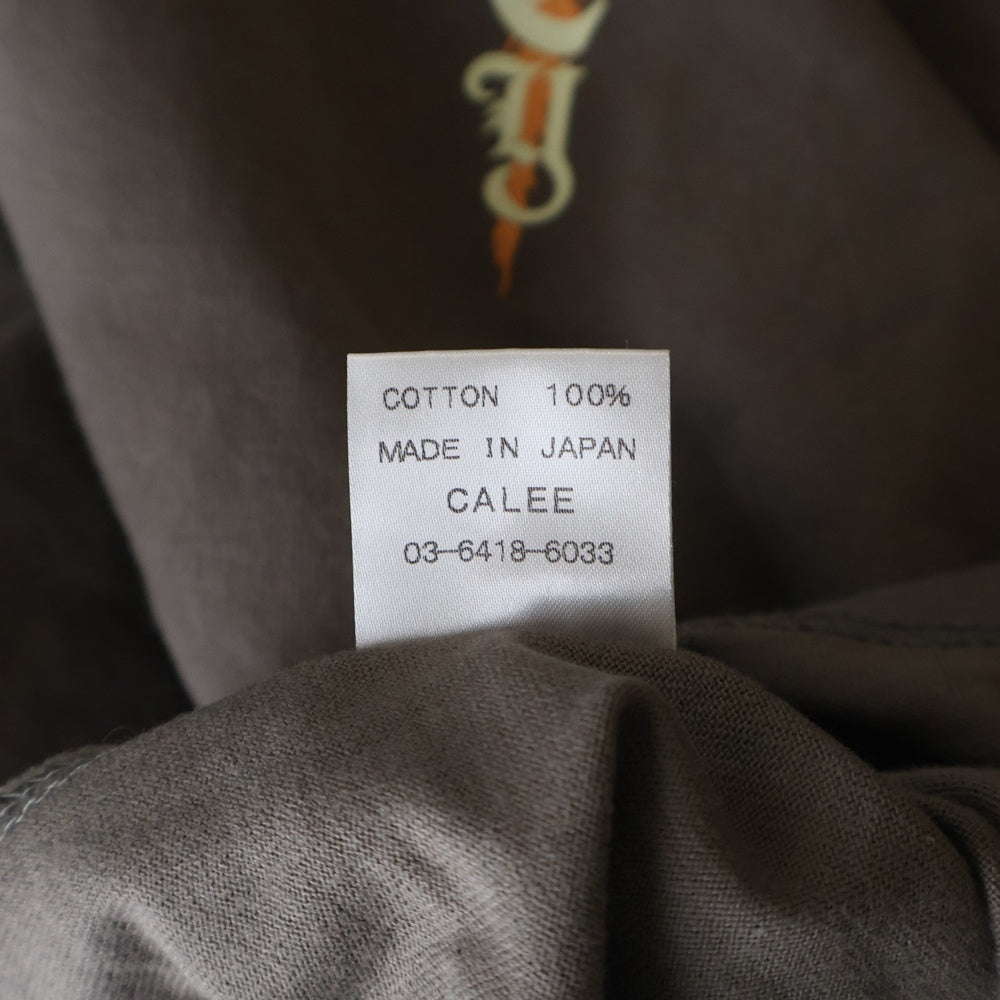 CALEE(キャリー) DROP SHOULDER COUNTERSIGN SNAKE ドロップショルダー カウンターサイン スネーク ロゴプリント クルーネック半袖Tシャツ カットソー ブラウン
