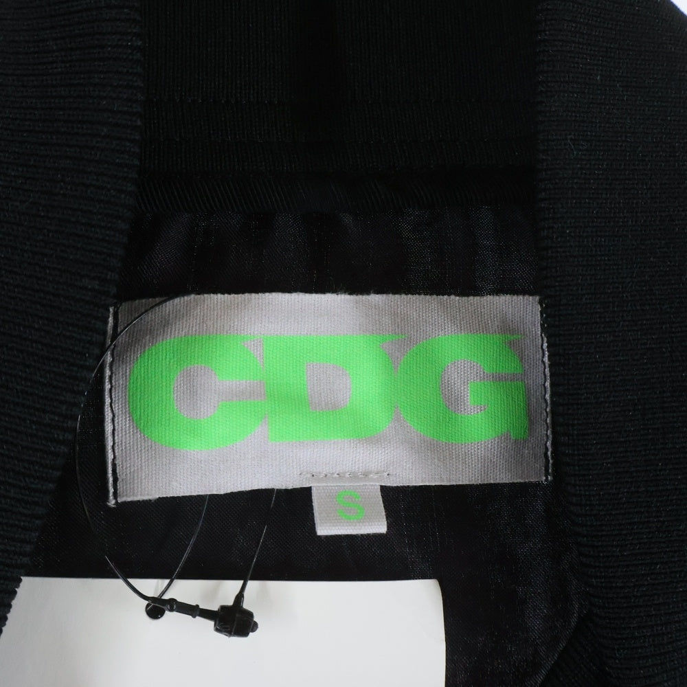 CDG(シーディージー) バックプリントロゴ キュプラ ボタンアップロングコート ブラック OA-C002