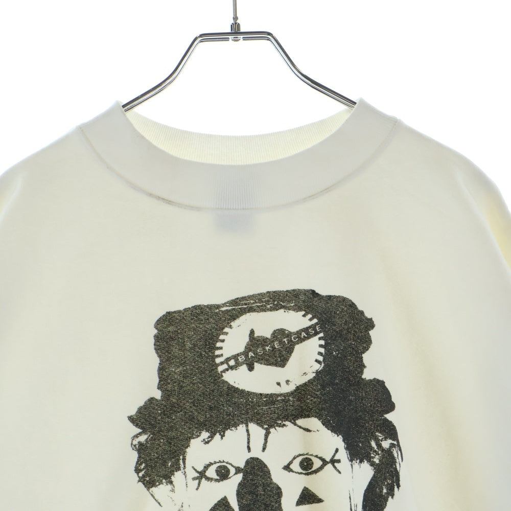BASKETCASE GALLERY(バスケットケース ギャラリー) MERRYMAKER crewneck メリーメーカー フロントアームイラストプリント クルーネックスウェットトレーナー ホワイト
