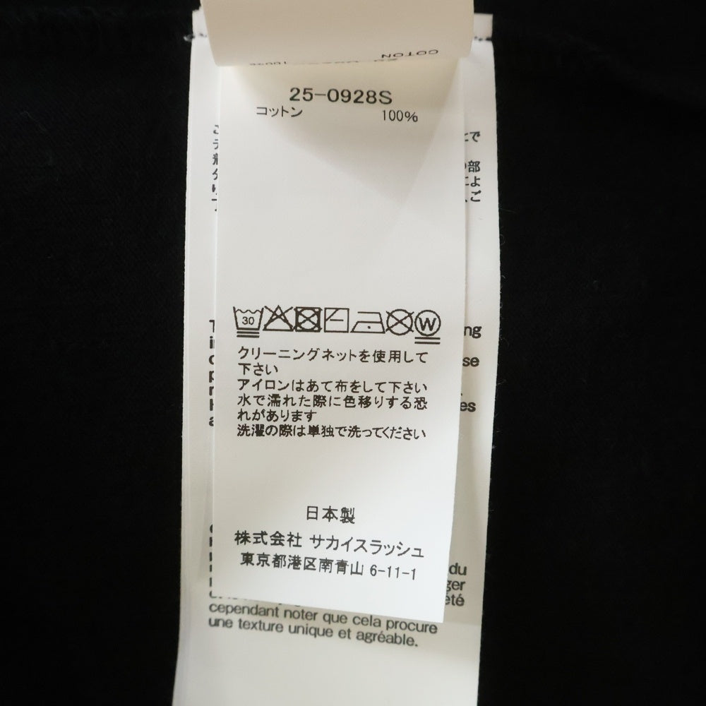 Sacai(サカイ) 25SS ×WTAPS Print T-Shirt ダブルタップス ロゴプリントTシャツ 半袖カットソー ブラック 25-0928S