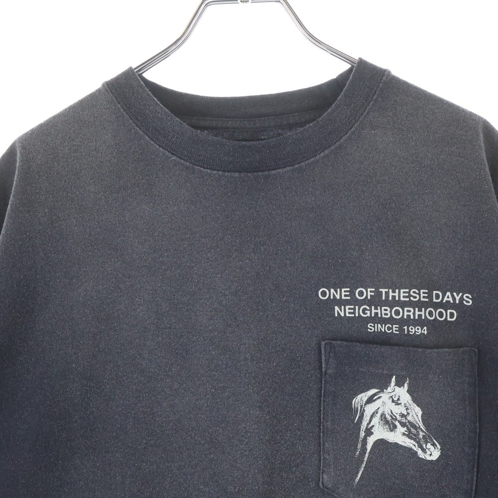 NEIGHBORHOOD(ネイバーフッド) 25AW×ONE OF THESE DAYS ワン オブ ジーズ デイズ サベージ加工 両面プリント クルーネック 半袖ポケットTシャツ カットソー ブラック 252FPODN-CSM03