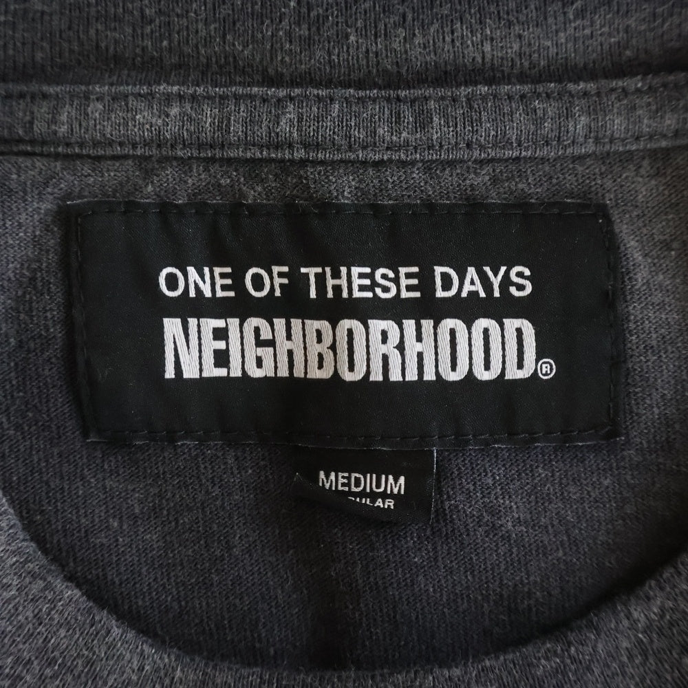 NEIGHBORHOOD(ネイバーフッド) 25AW×ONE OF THESE DAYS ワン オブ ジーズ デイズ サベージ加工 両面プリント クルーネック 半袖ポケットTシャツ カットソー ブラック 252FPODN-CSM03