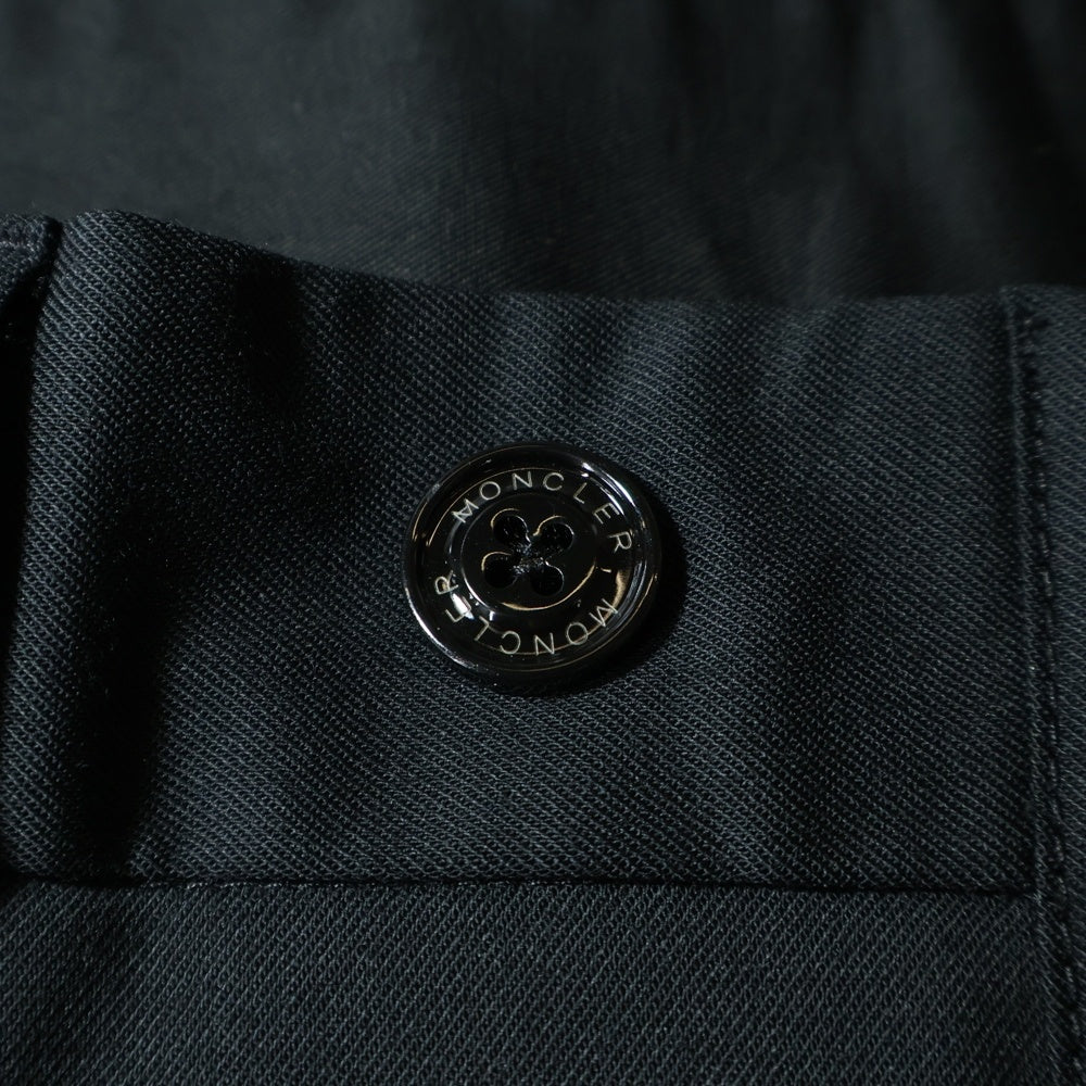 MONCLER(モンクレール) 24SS PANTALONE SPORTIVO パンタローネ スポルティーボ 2タック ボタンフライ ウール ポリエステル スラックスパンツ ブラック J109P2A00005 57695