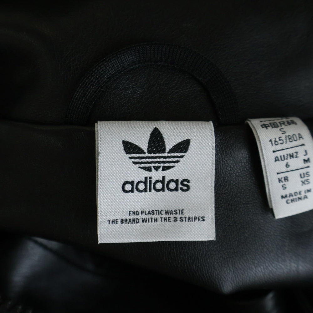 adidas(アディダス) 胸ロゴプリント ダブルポケット フェイクレザー トラックジャケット ブルゾン ブラック II6103