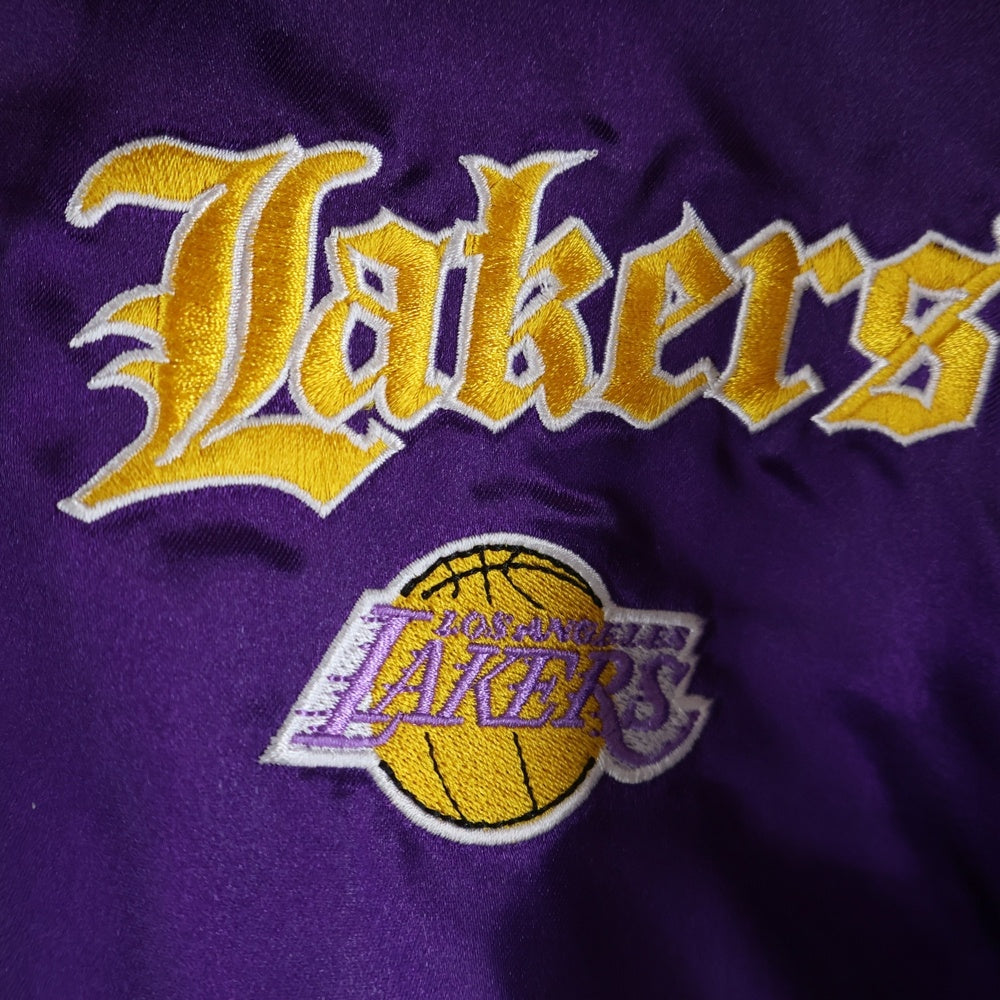Mitchell&Ness(ミッチェル アンド ネス) OLD ENGLISH SATIN JACKET LA.LAKERS オールド イングリッシュ レイカーズ サテンジャケット パープル STJKEF18018-LAL