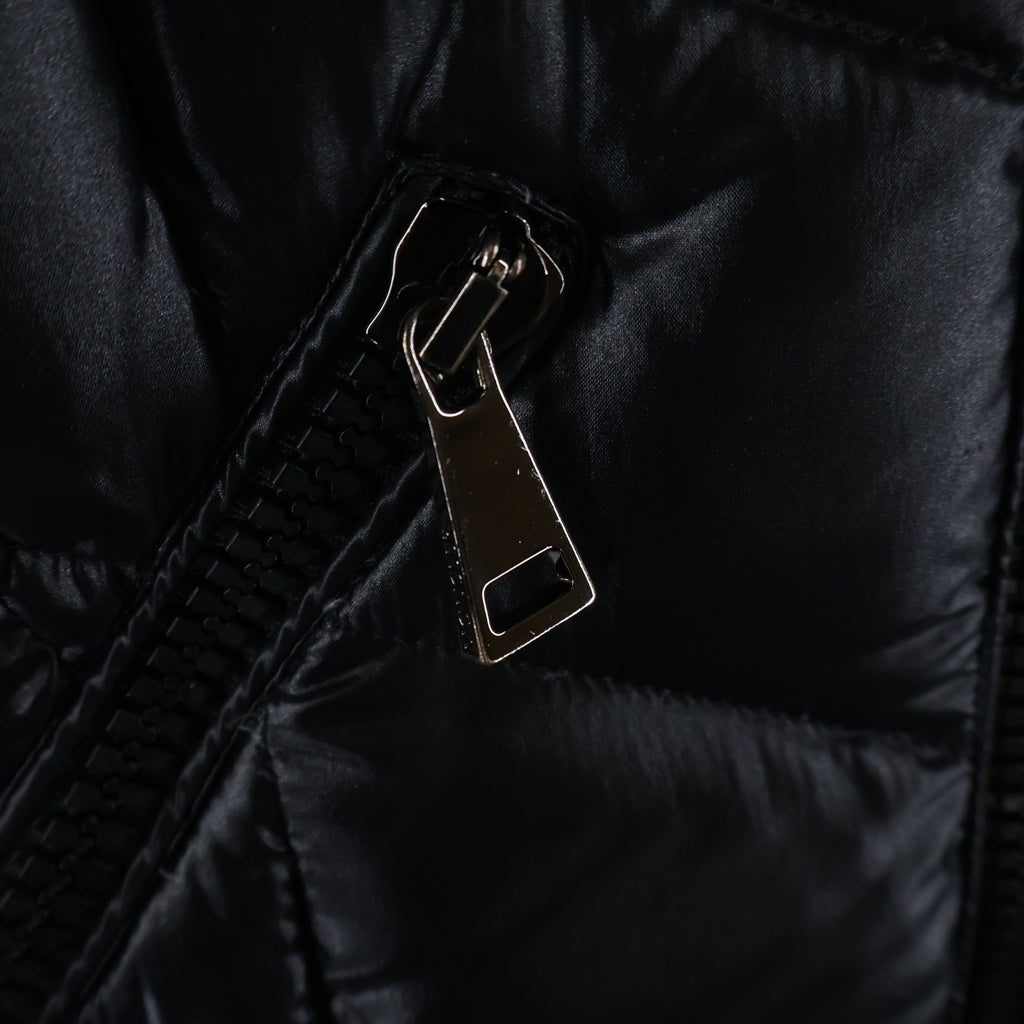 MONCLER(モンクレール) 24AW FULMARUS ロゴワッペン付ファーフーデッドダウンコート ダウンジャケット ブラック レディース J20931C00037 C0065