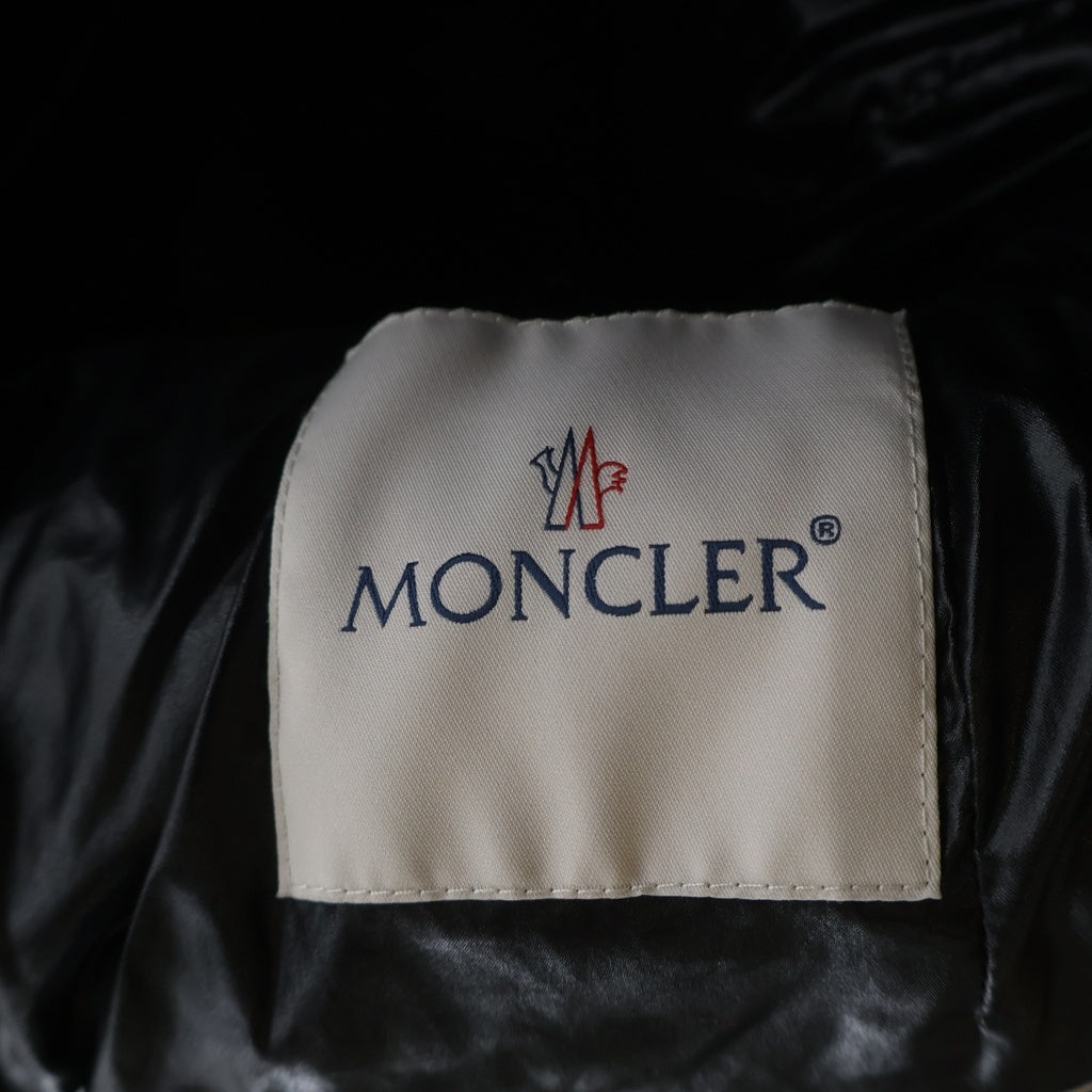 MONCLER(モンクレール) 24AW FULMARUS ロゴワッペン付ファーフーデッドダウンコート ダウンジャケット ブラック レディース J20931C00037 C0065