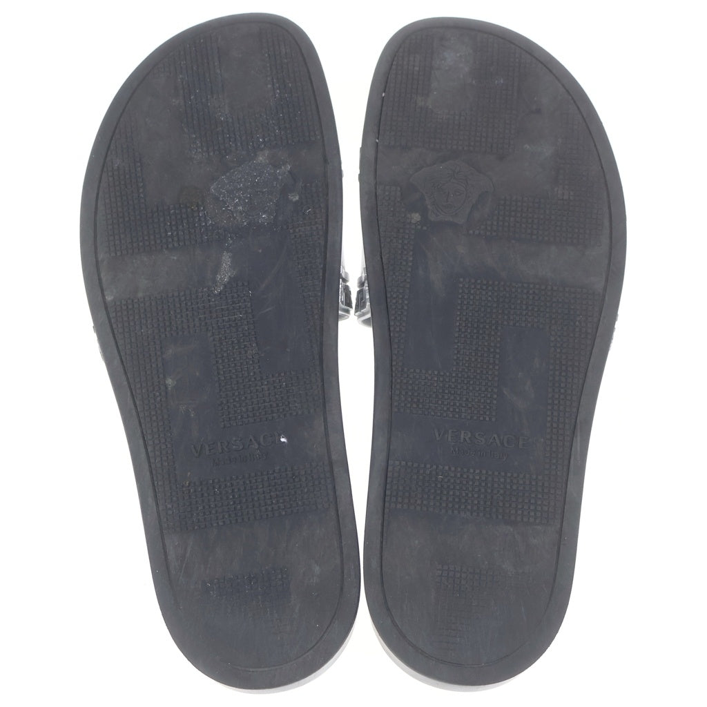 VERSACE(ヴェルサーチ) PALAZZO SLIDER SANDALS パラッツォ ラバー エンボス スライダーサンダル シルバー/ブラック DPU5883
