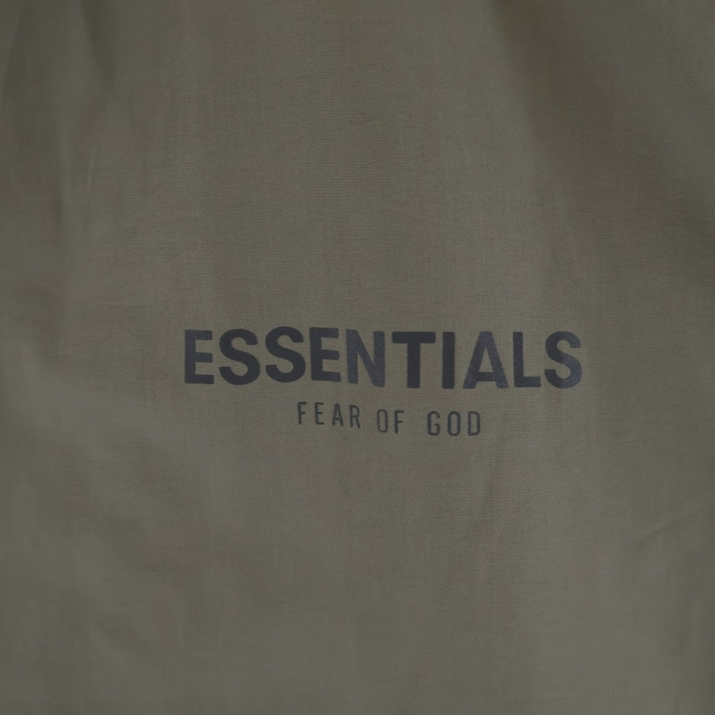 FEAR OF GOD ESSENTIALS(フィアオブゴッド エッセンシャルズ) COACH JACKET ナイロン スナップボタン ドローコード 両面ロゴプリントコーチジャケット ベージュ