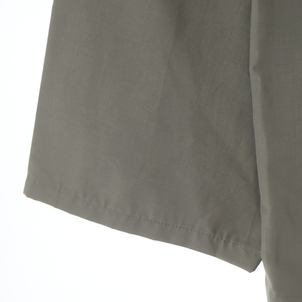 FEAR OF GOD ESSENTIALS(フィアオブゴッド エッセンシャルズ) COACH JACKET ナイロン スナップボタン ドローコード 両面ロゴプリントコーチジャケット ベージュ