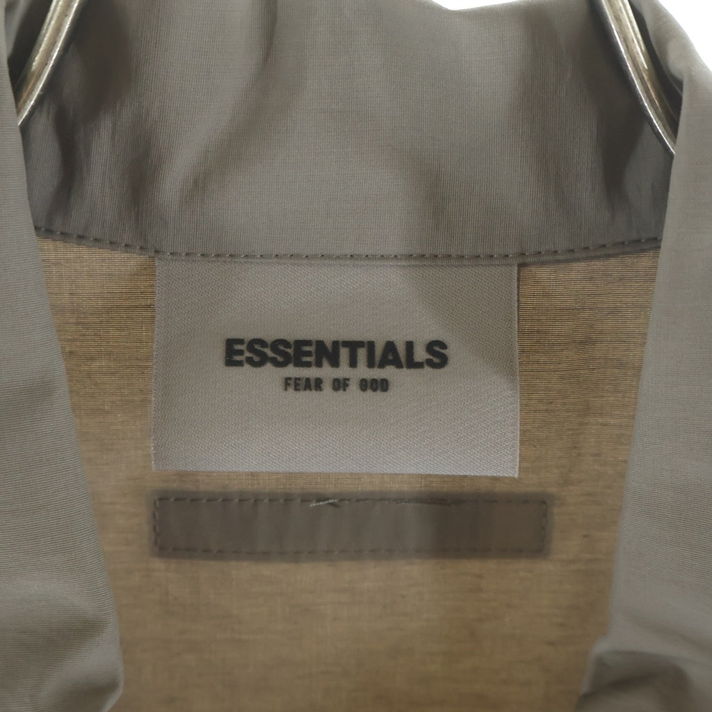 FEAR OF GOD ESSENTIALS(フィアオブゴッド エッセンシャルズ) COACH JACKET ナイロン スナップボタン ドローコード 両面ロゴプリントコーチジャケット ベージュ