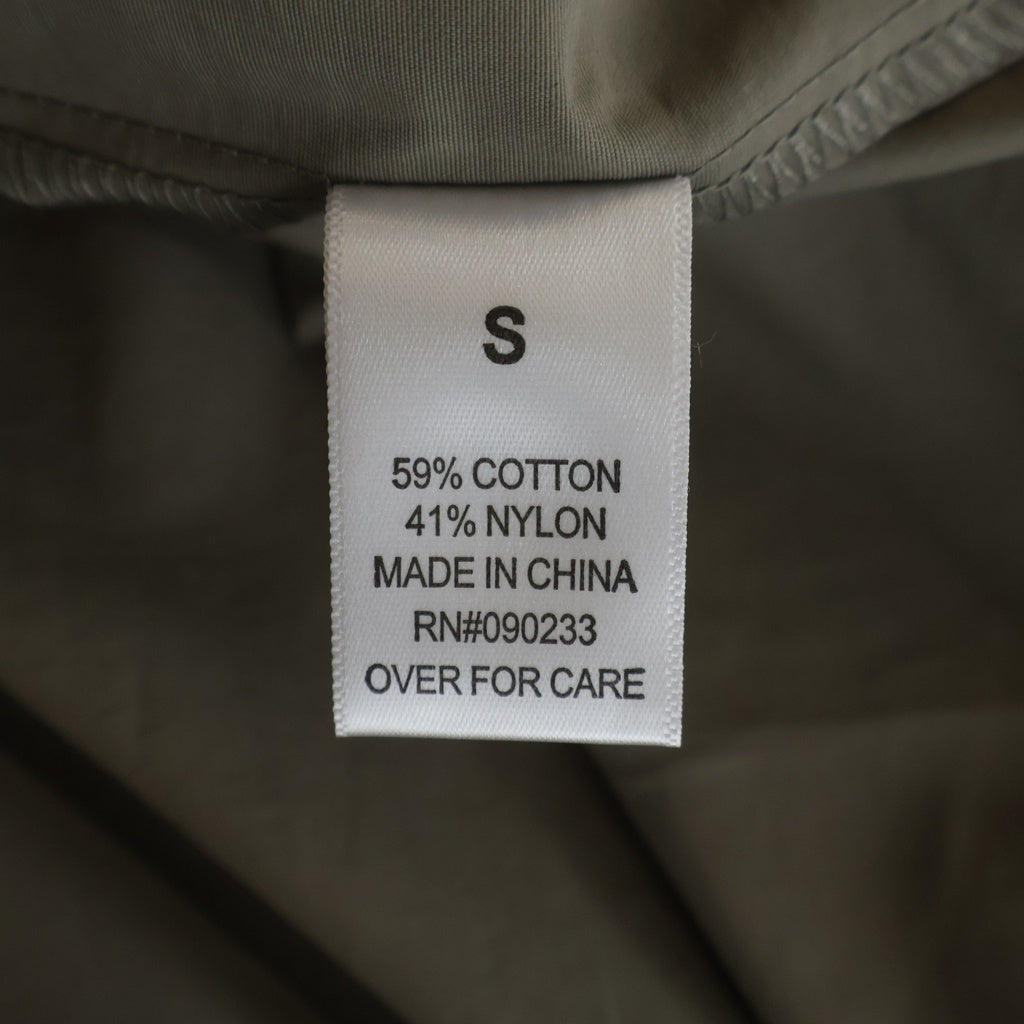 FEAR OF GOD ESSENTIALS(フィアオブゴッド エッセンシャルズ) COACH JACKET ナイロン スナップボタン ドローコード 両面ロゴプリントコーチジャケット ベージュ
