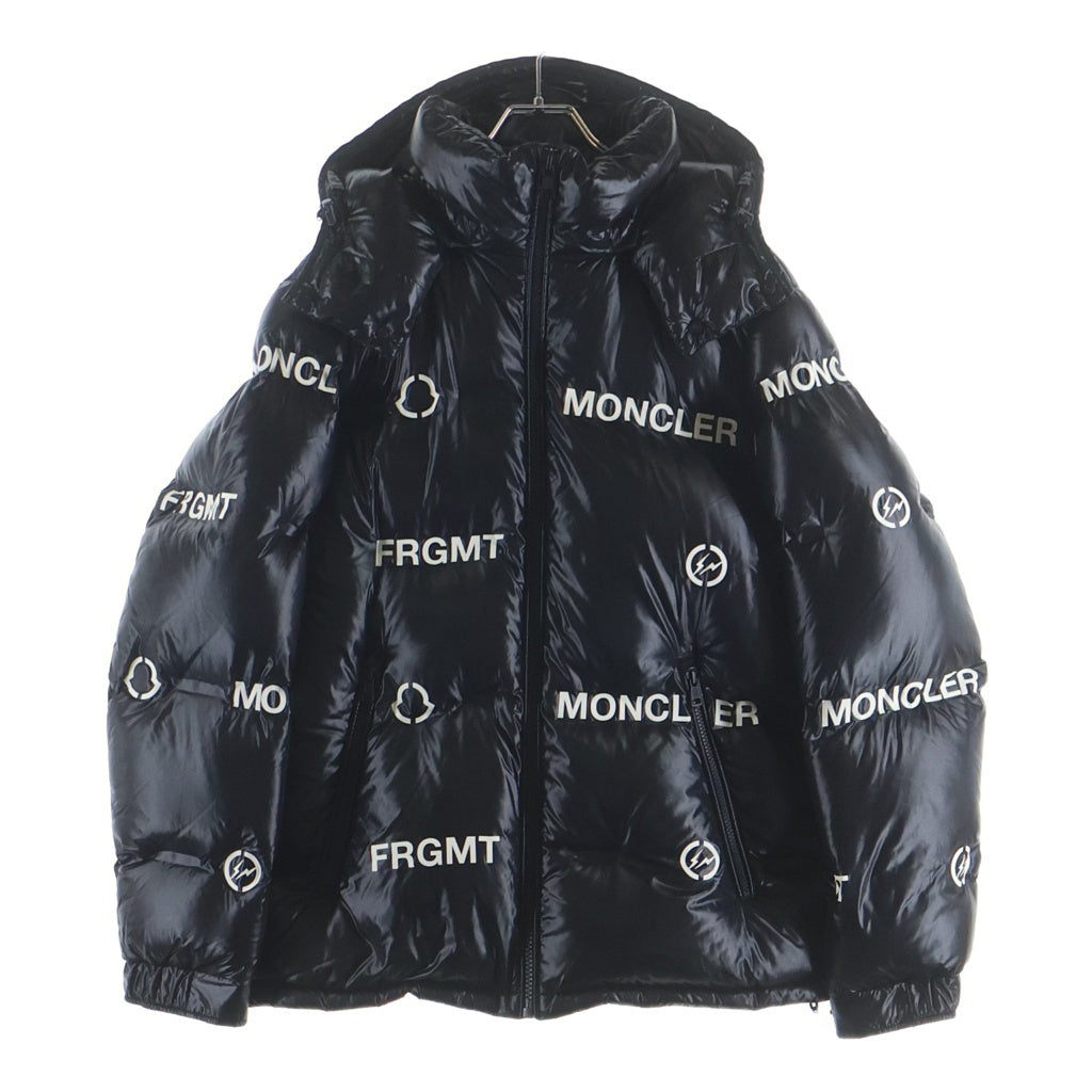 MONCLER(モンクレール) 20AW ×FRAGMENT DESIGN MAYCONNE フラグメントデザイン ロゴ総柄 フーデッドダウンジャケット ブラック F209U1A50640