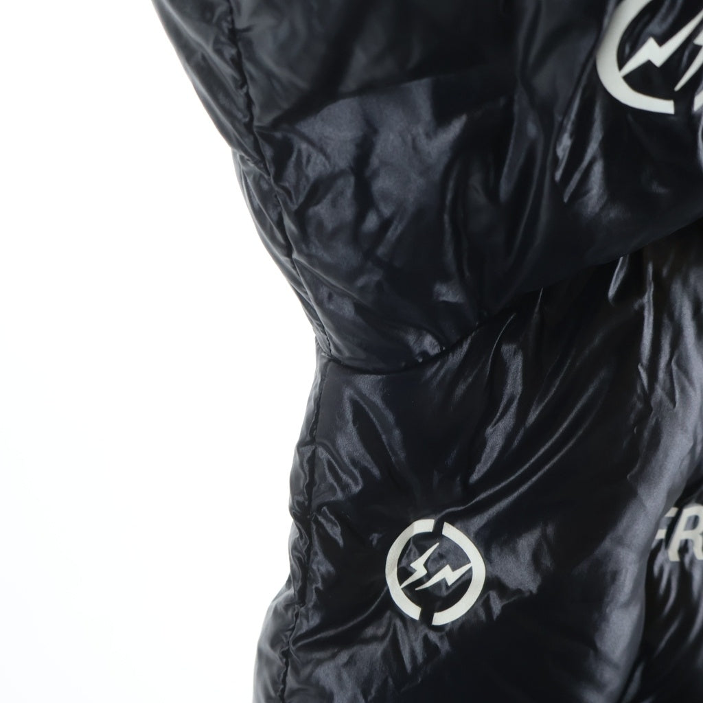 MONCLER(モンクレール) 20AW ×FRAGMENT DESIGN MAYCONNE フラグメントデザイン ロゴ総柄 フーデッドダウンジャケット ブラック F209U1A50640