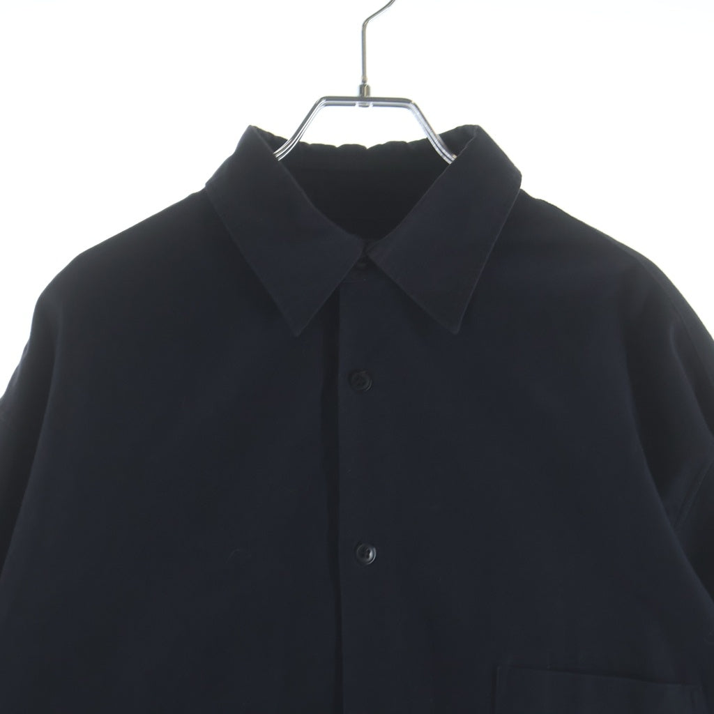 Yohji Yamamoto(ヨウジヤマモト) 17SS バックプリント レギュラーカラー スタッフ コットン 長袖シャツ ブラック HD-B99-999