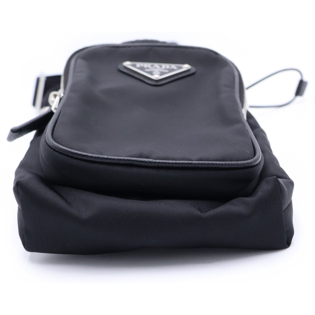 PRADA(プラダ) RE-NYLON リナイロン スマートフォンケース ロゴプレート シルバー金具 ショルダーバッグ ブラック 2ZH155