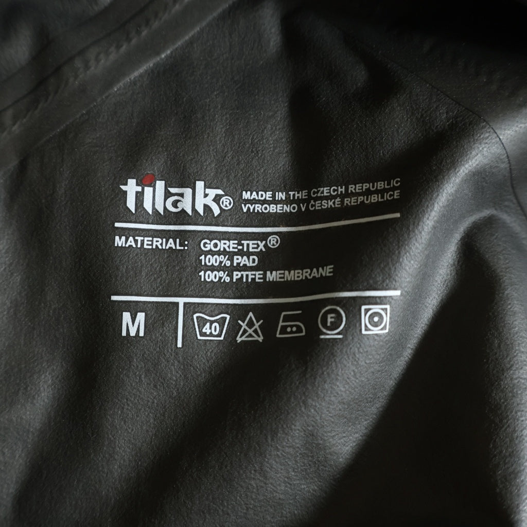 Tilak(ティラク) STINGER JACKET ロゴエンブロイダリー スティンガー ゴアテックス ジップアップ フーデッド ナイロン ジャケット ブラウン