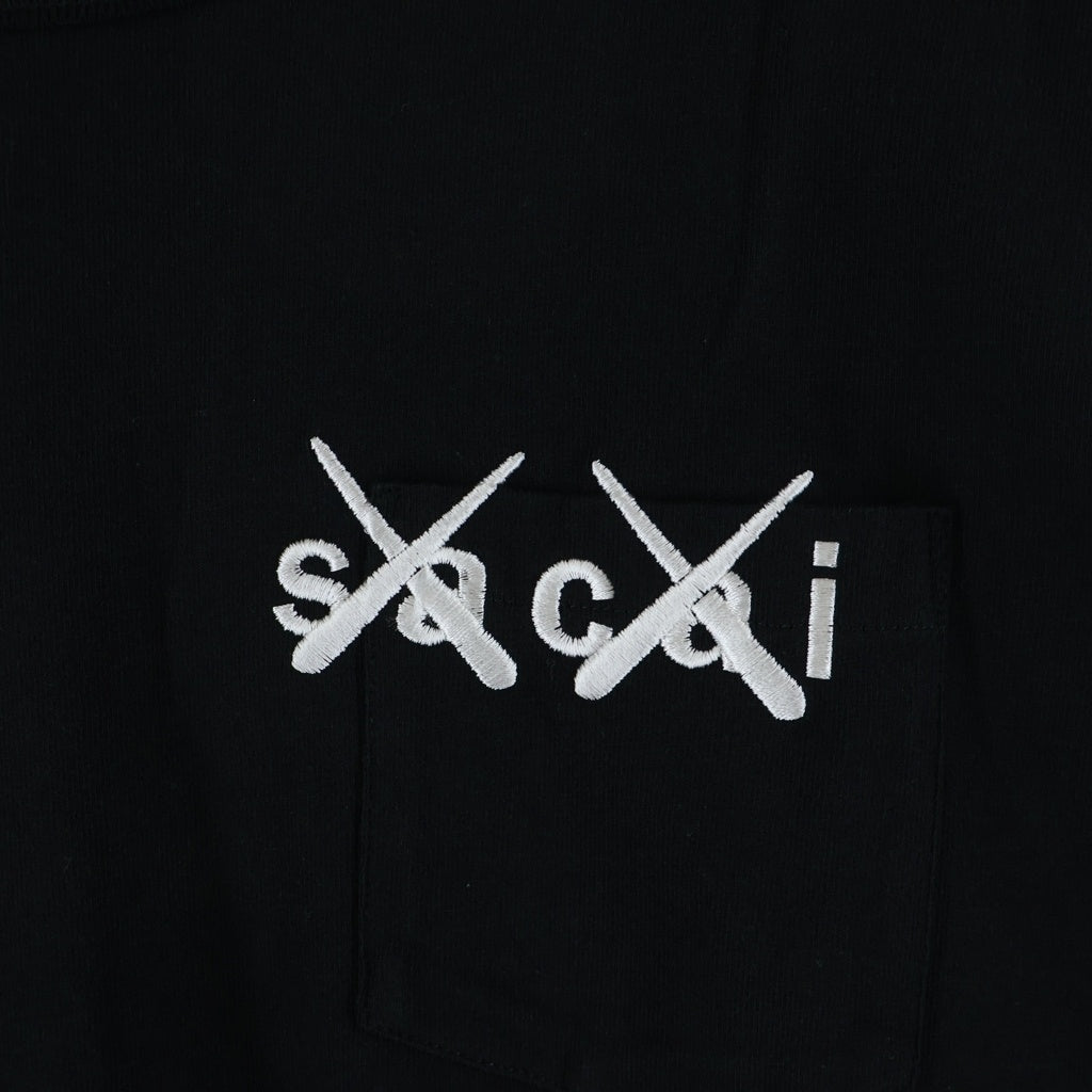 メンズ sacai x KAWS Embroidery Long Sleeve Tシャツ