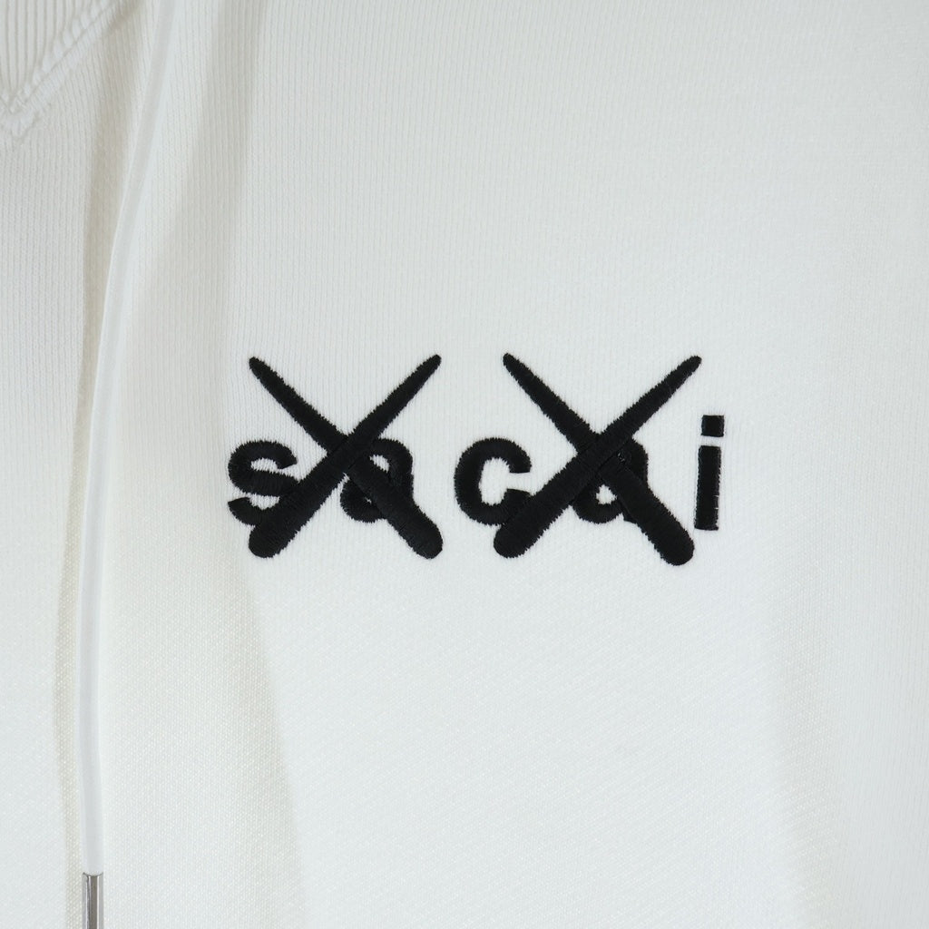 Sacai(サカイ) 21AW ×KAWS EMBROIDERY HOODIE カウズ コットン ロゴエンブロイダリー プルオーバーフーディー パーカー ホワイト 21-0283S