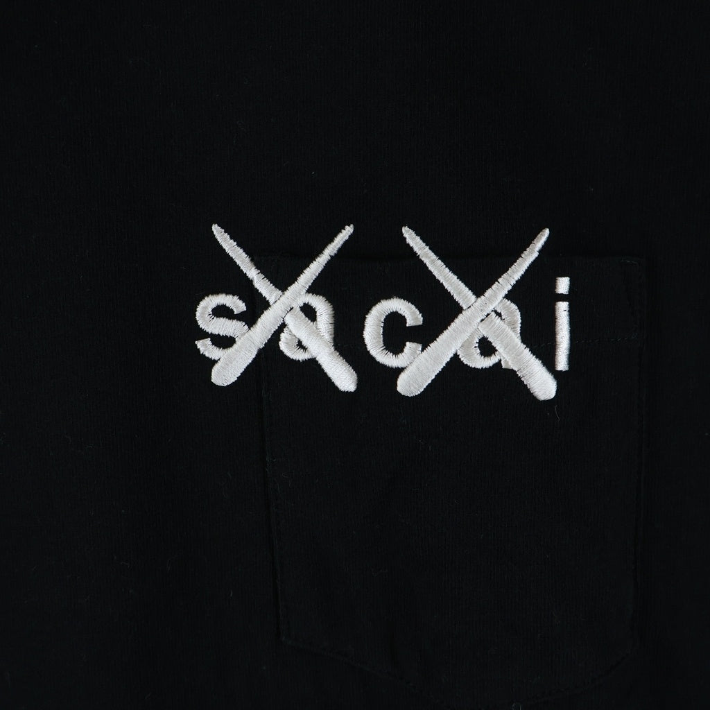 Sacai(サカイ) 21AW ×KAWS EMBROIDERY カウズ コットン ロゴエンブロイダリー クルーネックTシャツ カットソー ブラック 21-0285S
