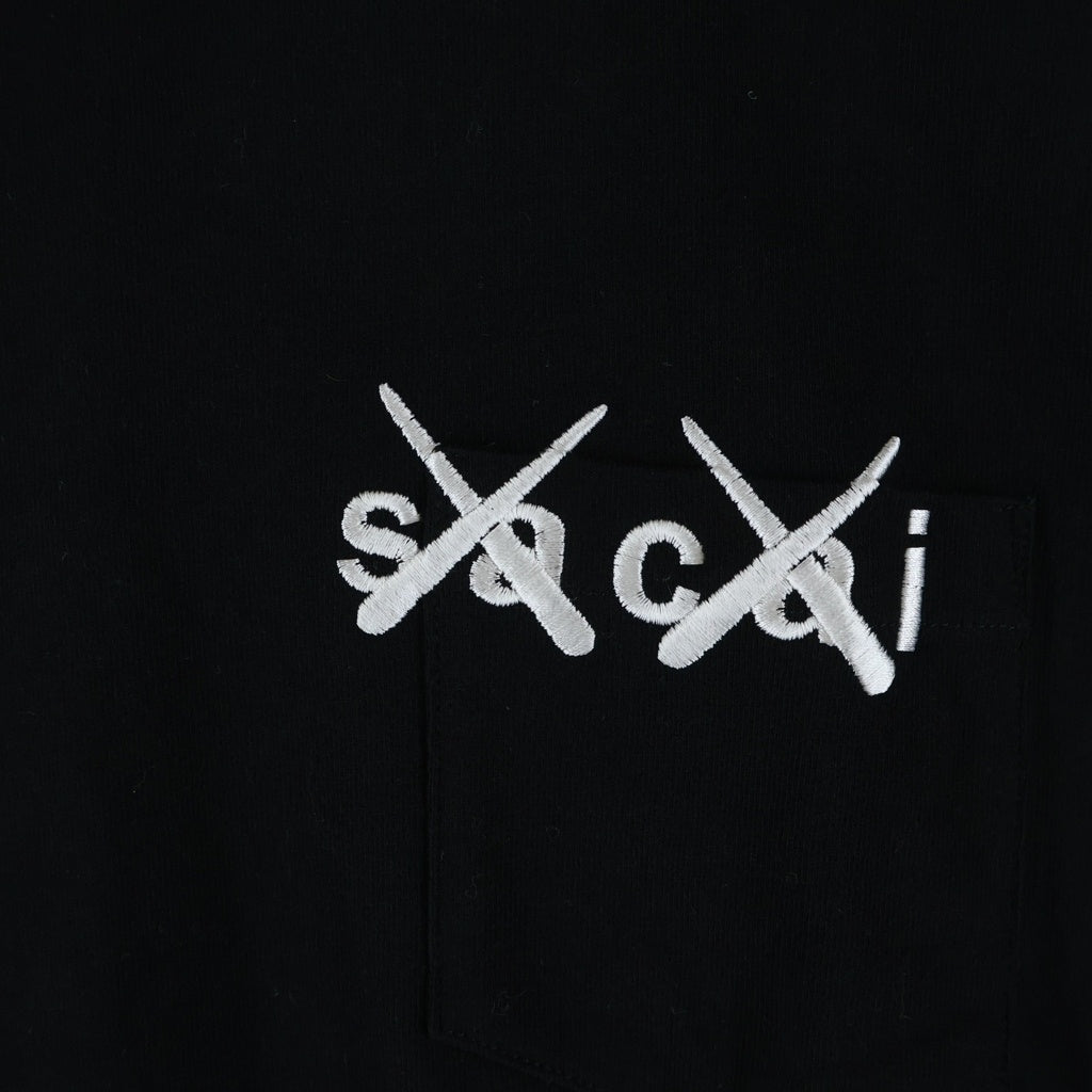 Sacai(サカイ) 21AW ×KAWS EMBROIDERY カウズ コットン ロゴエンブロイダリー クルーネックTシャツ カットソー ブラック 21-0285S