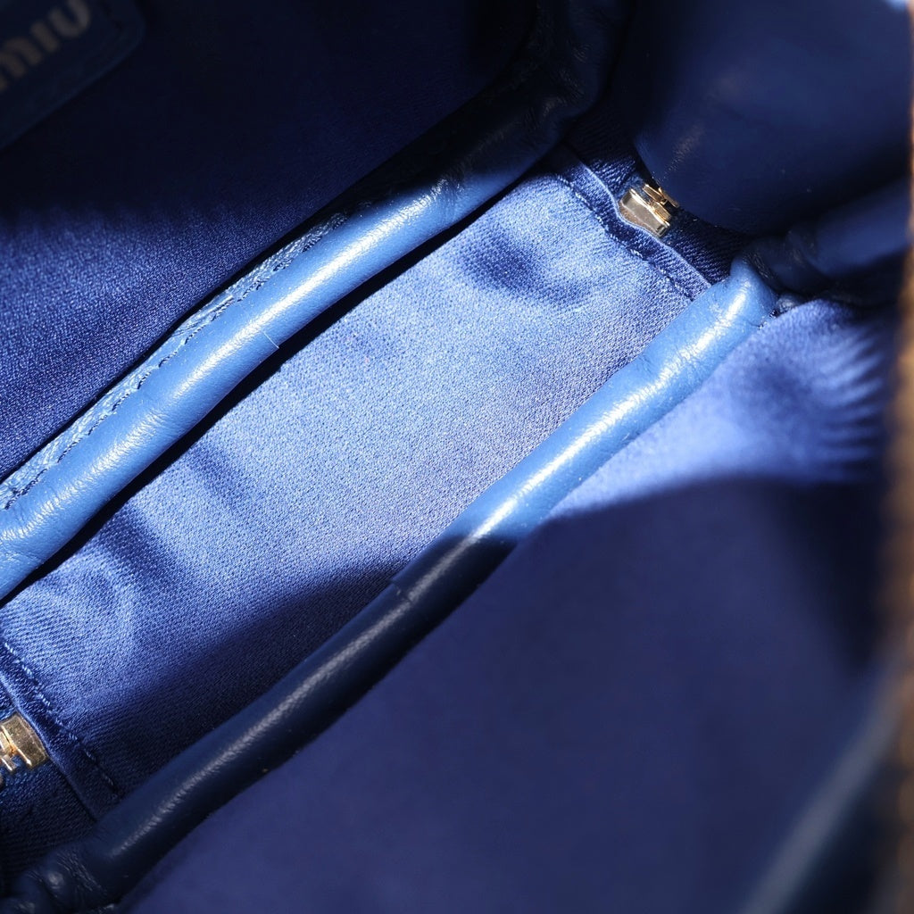 miumiu(ミュウミュウ) BEAU LEATHER MICRO-BAG ボー ロゴエンボス加工 マイクロバック レザーチャーム キーホルダー ブルー/ホワイト 5NR020 レディース