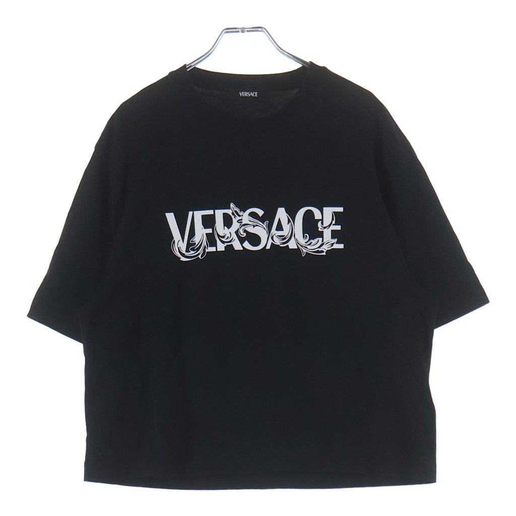 VERSACE(ヴェルサーチ) フロントロゴプリント クルーネック半袖Tシャツ カットソー ブラック 1014427 1A16040